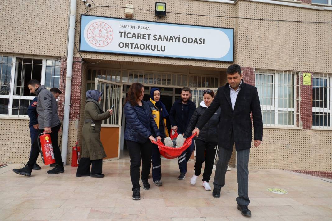 Bafra Ticaret Sanayi Odası Ortaokulu'nda nefes kesen yangın tatbikatı 3